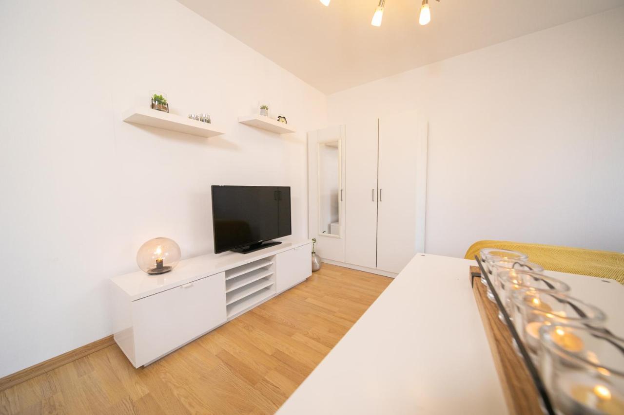Shiny - Zentral Mit Balkon - Messe - Küche * Neuss